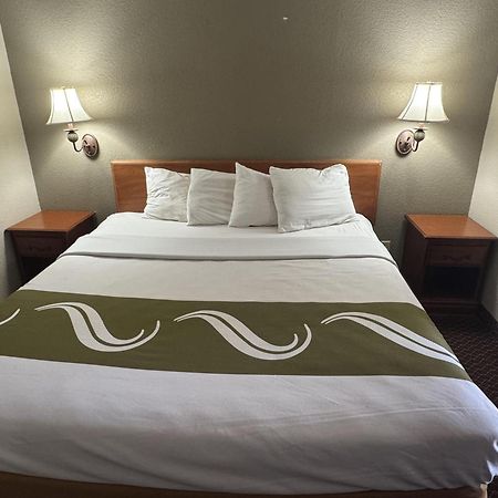 Rodeway Inn & Suites South Of Fiesta Park Сан Антонио Екстериор снимка