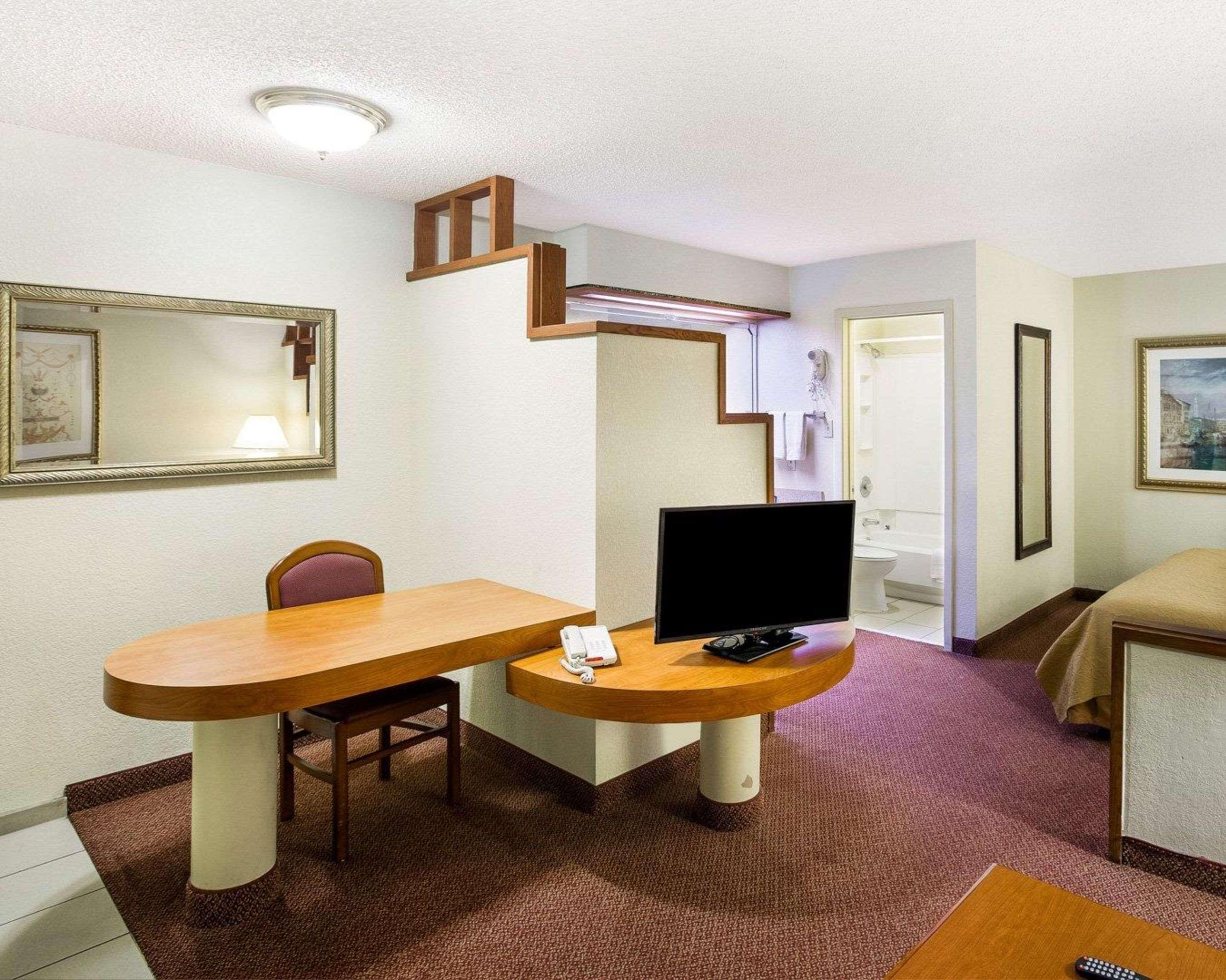 Rodeway Inn & Suites South Of Fiesta Park Сан Антонио Екстериор снимка