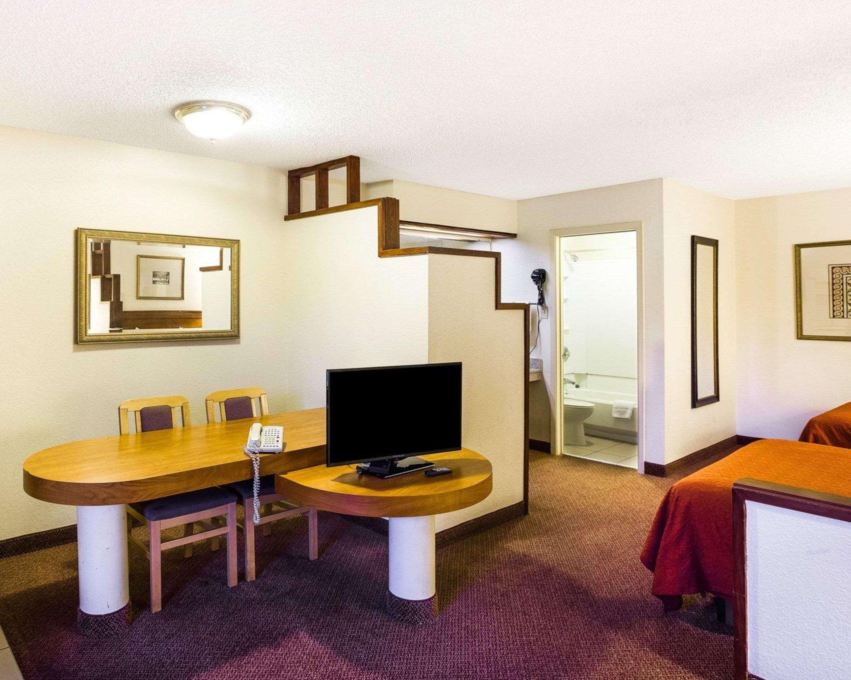 Rodeway Inn & Suites South Of Fiesta Park Сан Антонио Екстериор снимка