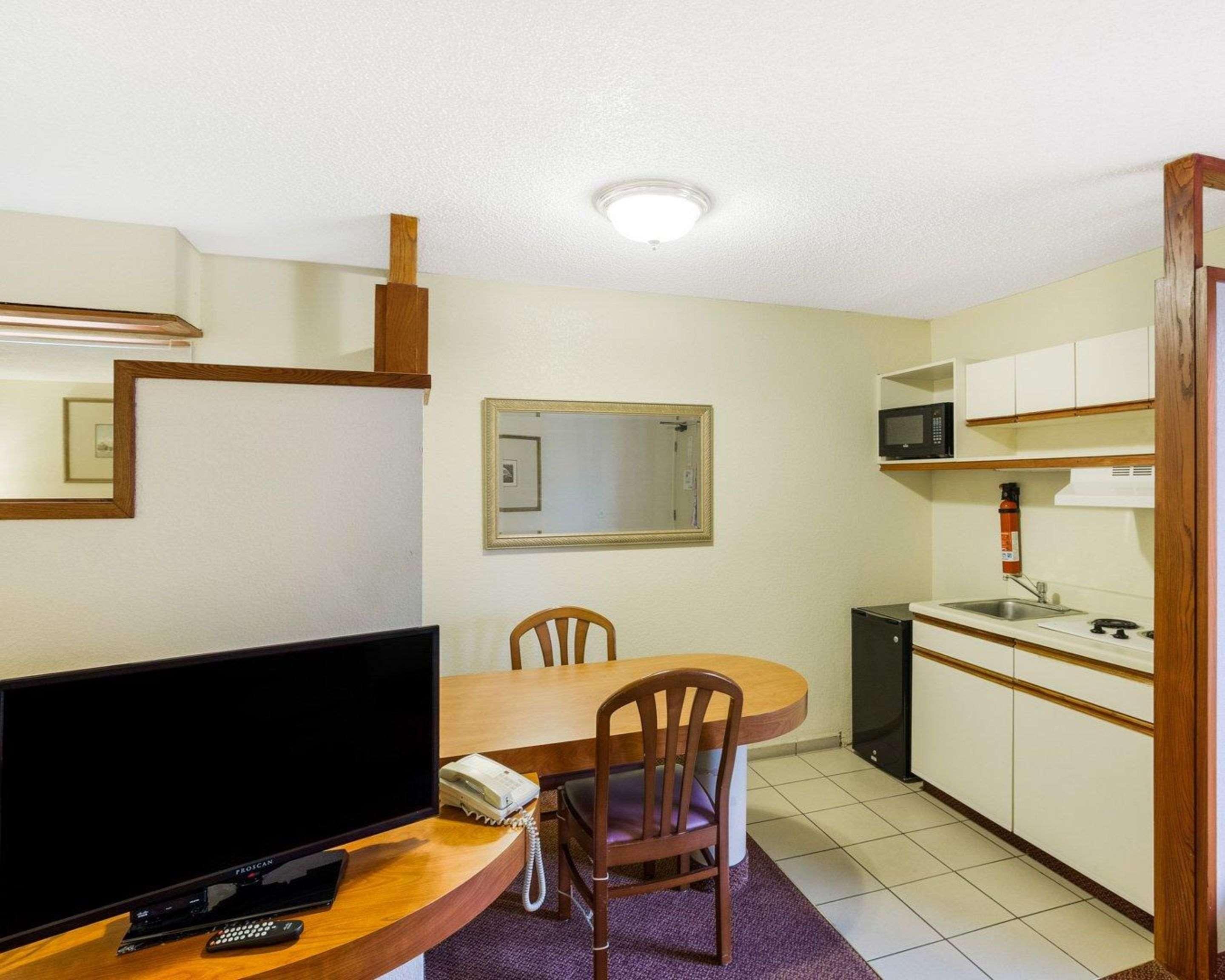Rodeway Inn & Suites South Of Fiesta Park Сан Антонио Екстериор снимка
