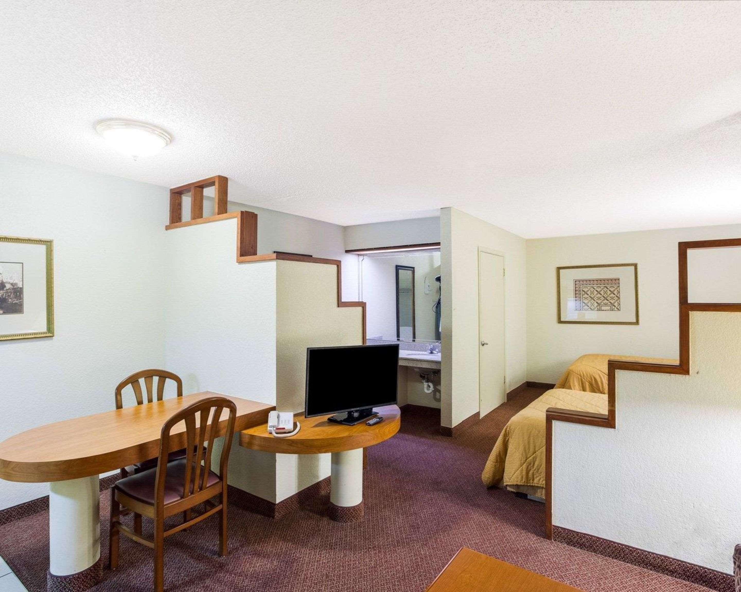 Rodeway Inn & Suites South Of Fiesta Park Сан Антонио Екстериор снимка