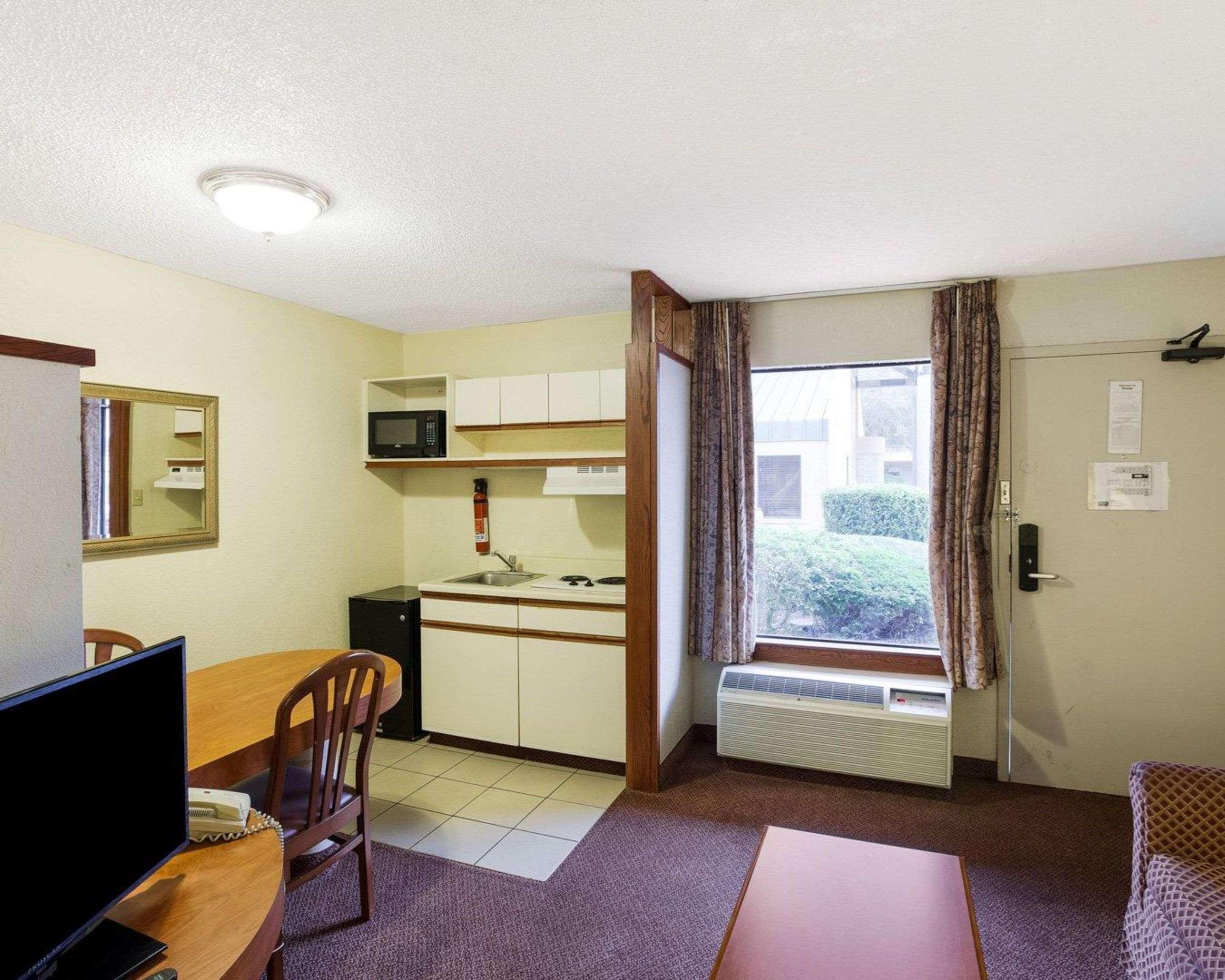 Rodeway Inn & Suites South Of Fiesta Park Сан Антонио Екстериор снимка