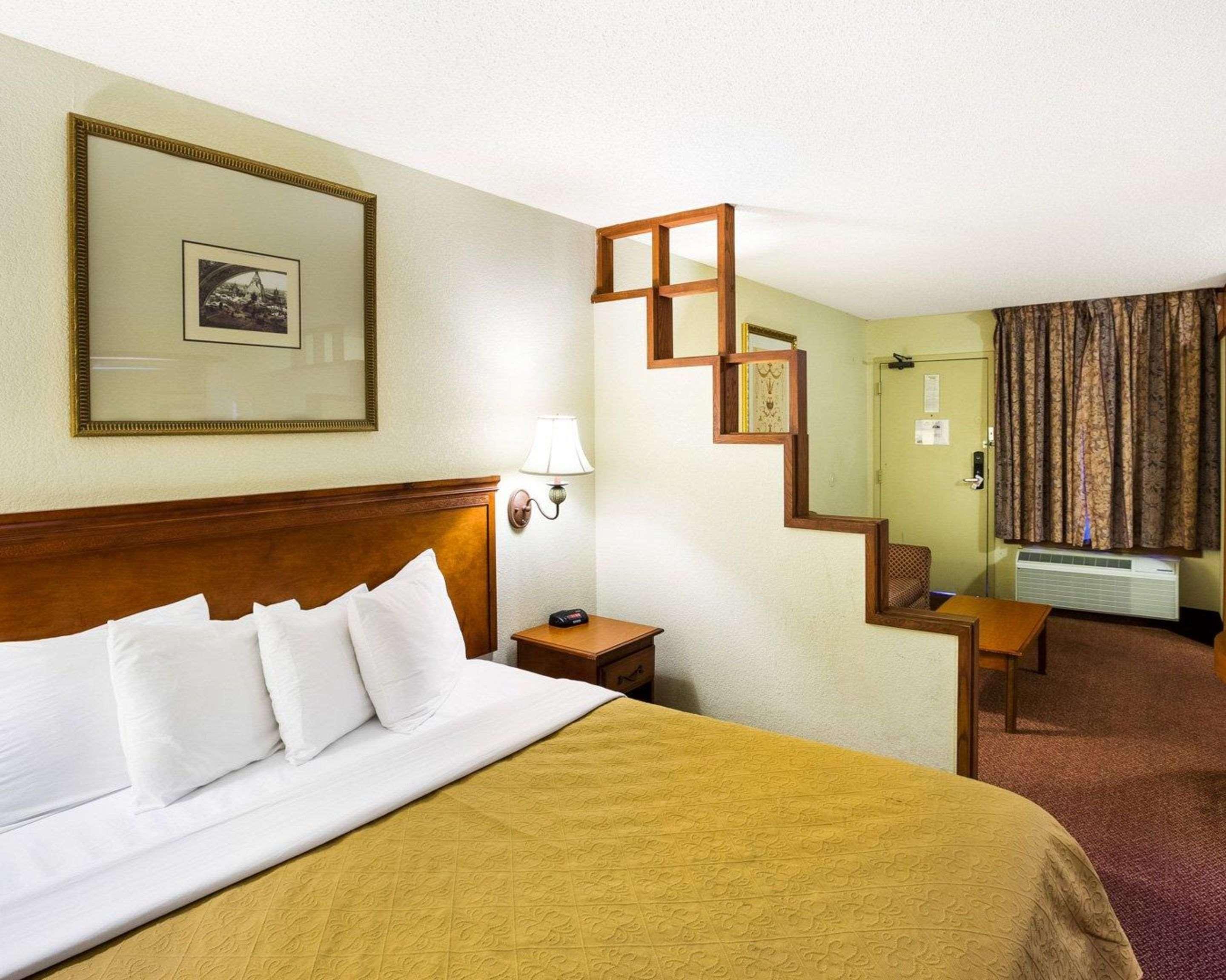 Rodeway Inn & Suites South Of Fiesta Park Сан Антонио Екстериор снимка
