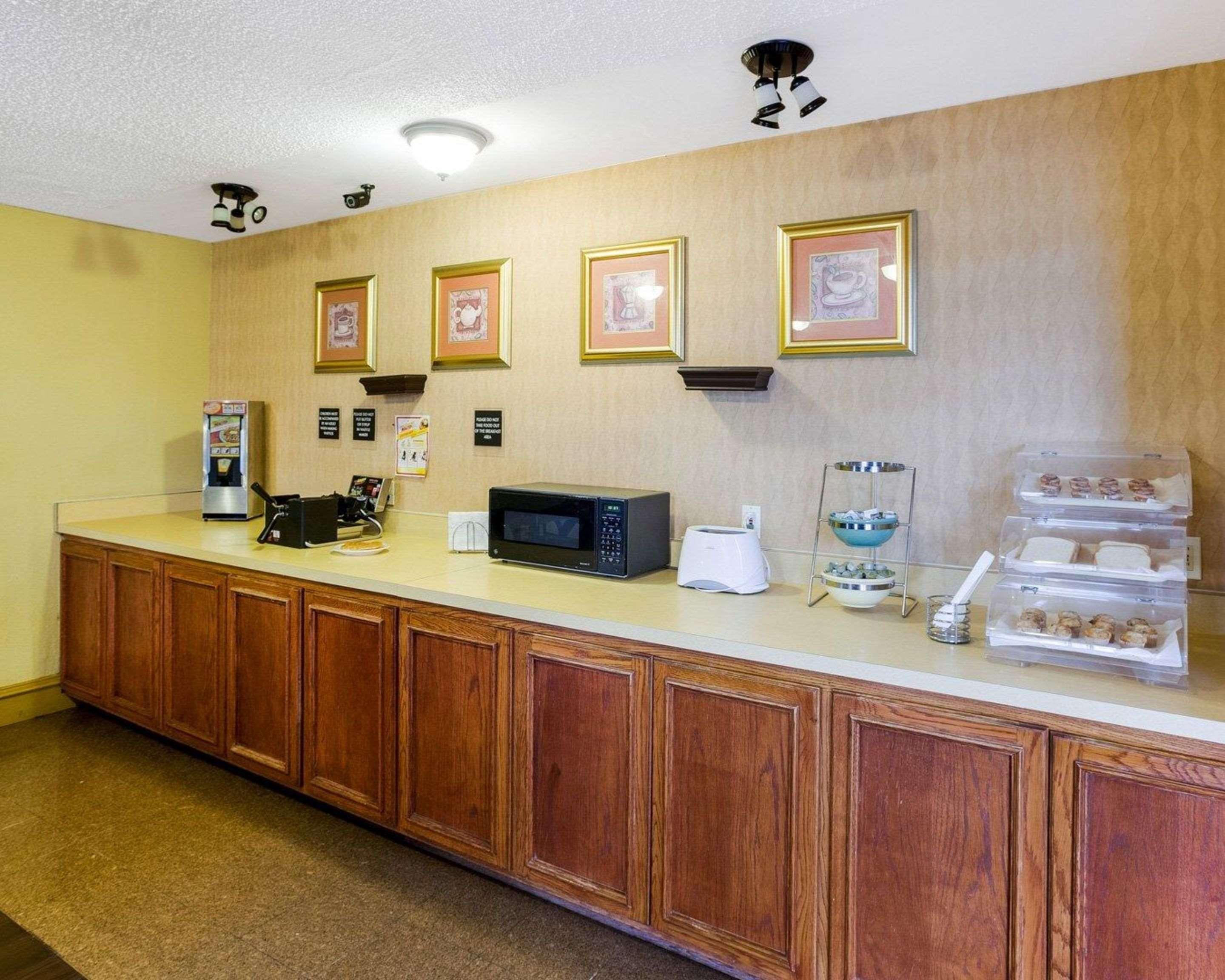 Rodeway Inn & Suites South Of Fiesta Park Сан Антонио Екстериор снимка