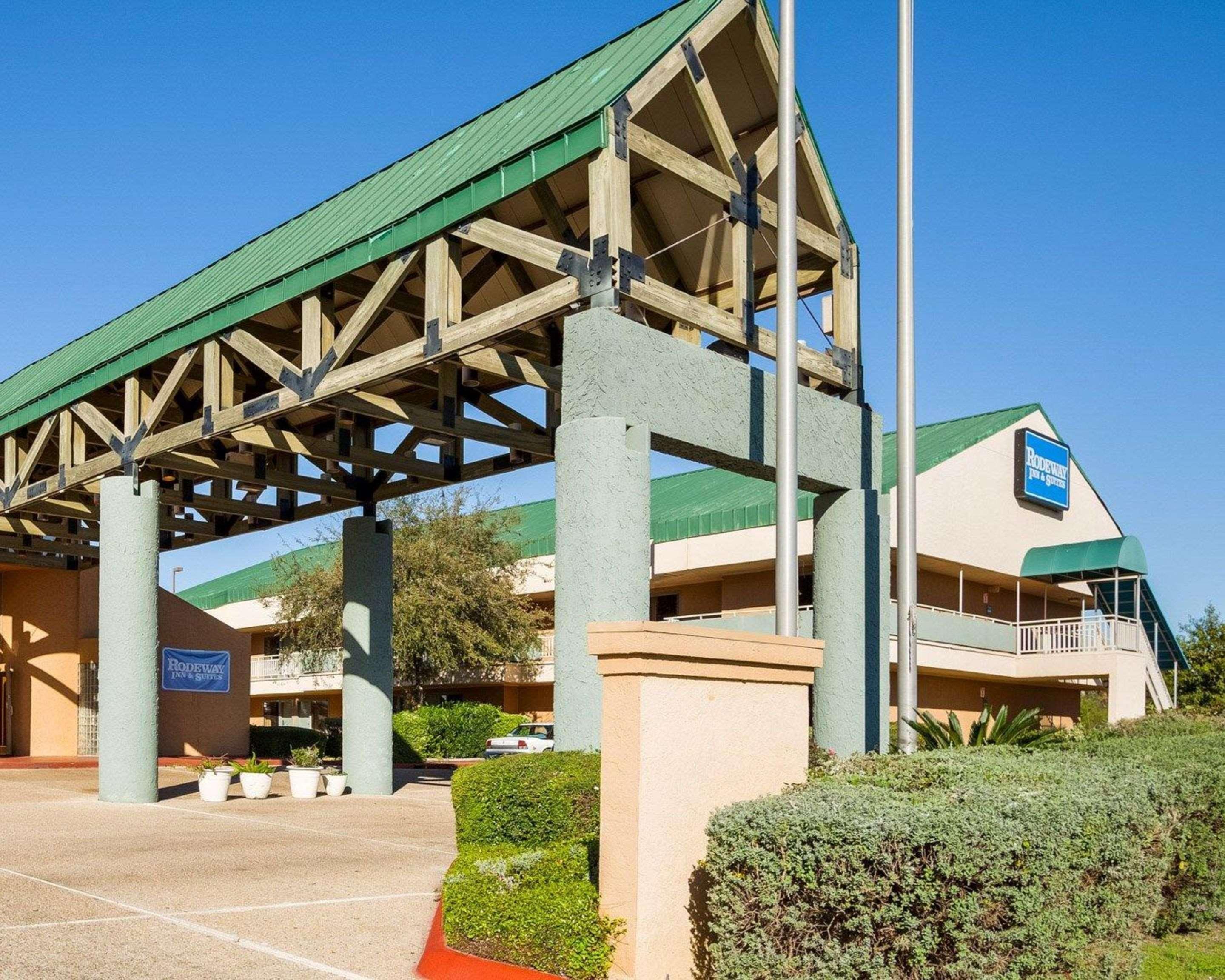 Rodeway Inn & Suites South Of Fiesta Park Сан Антонио Екстериор снимка
